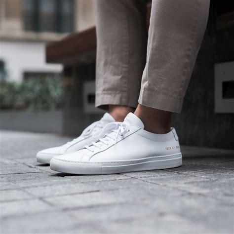 white casual sneakers for men.